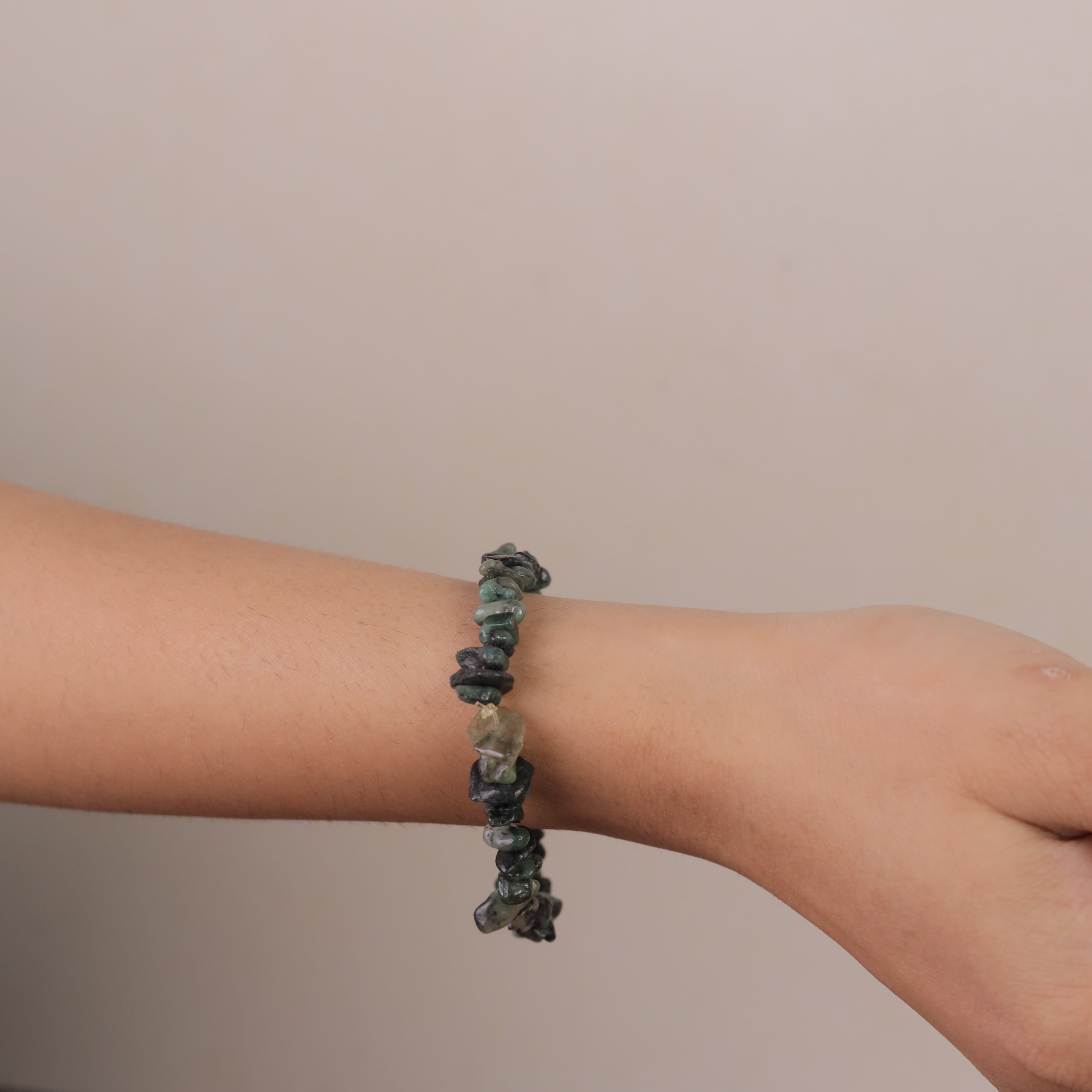 NATURAL EMERALD CHIPS STONE BRACELET