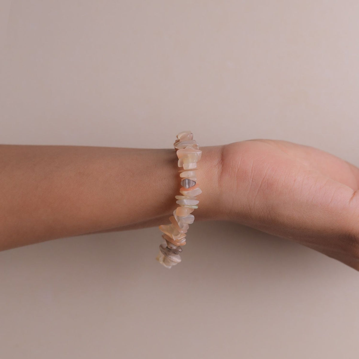 NATURAL PEACH MOONSTONE CHIPS STONE BRACELET
