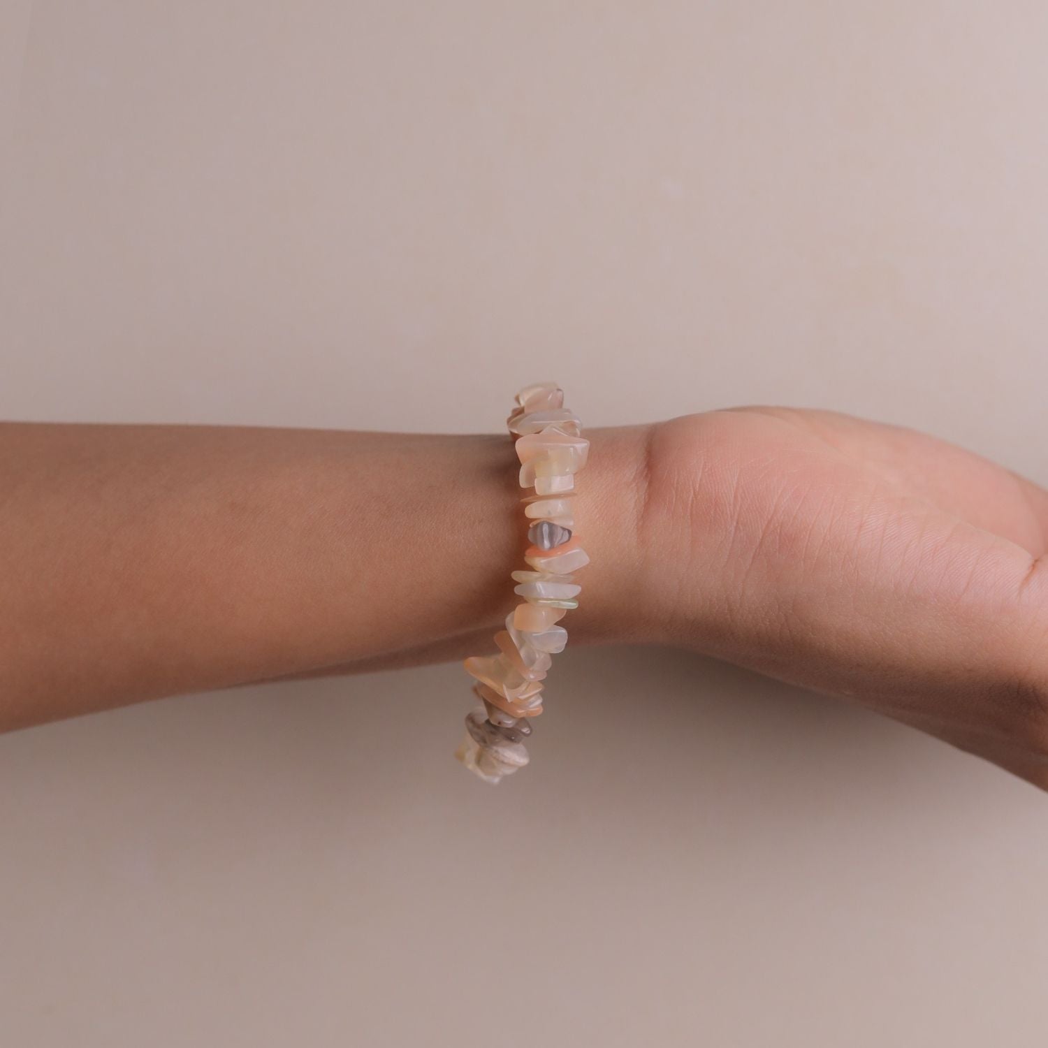 NATURAL PEACH MOONSTONE CHIPS STONE BRACELET