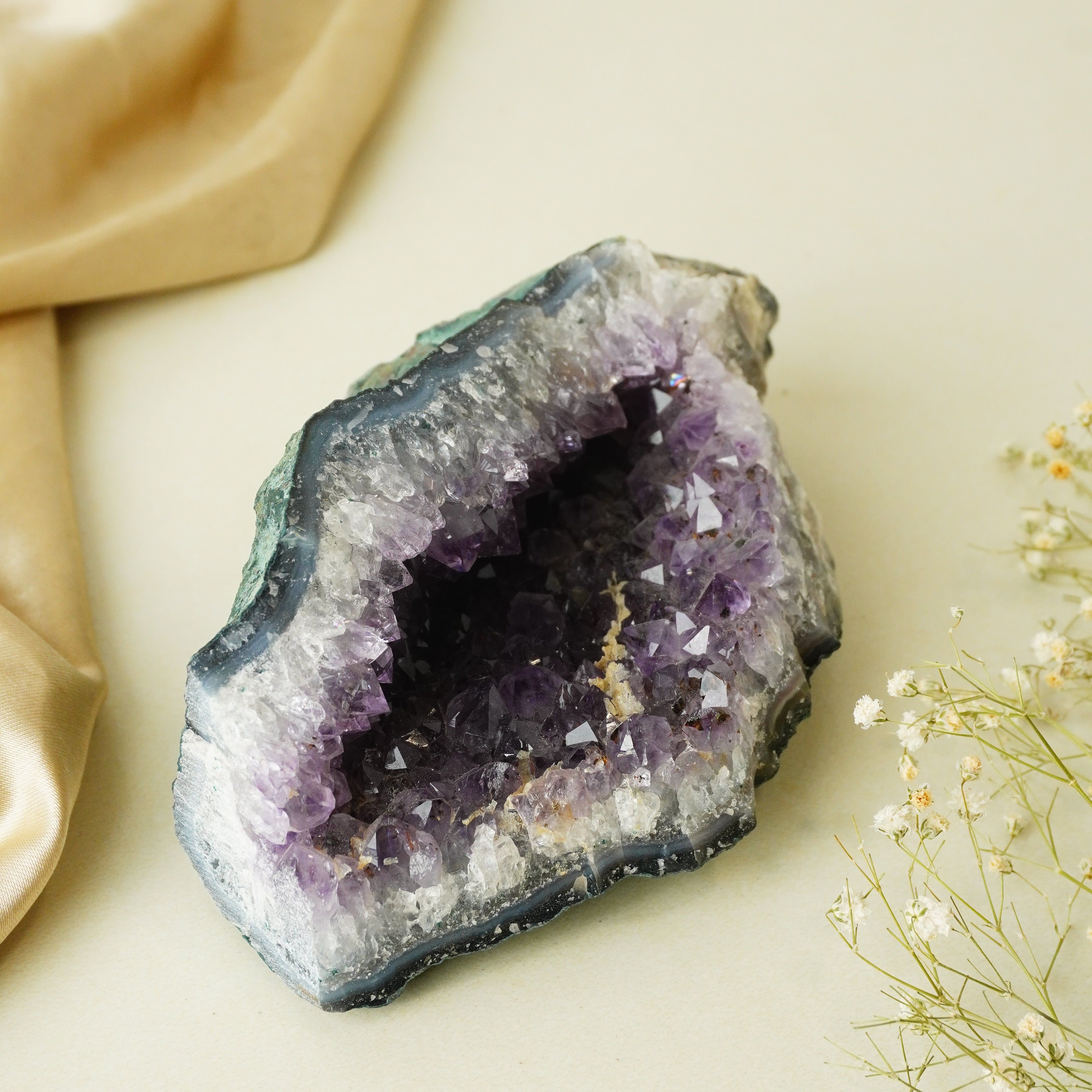 NATURAL AMETHYST CLUSTER (537 GRAMS)