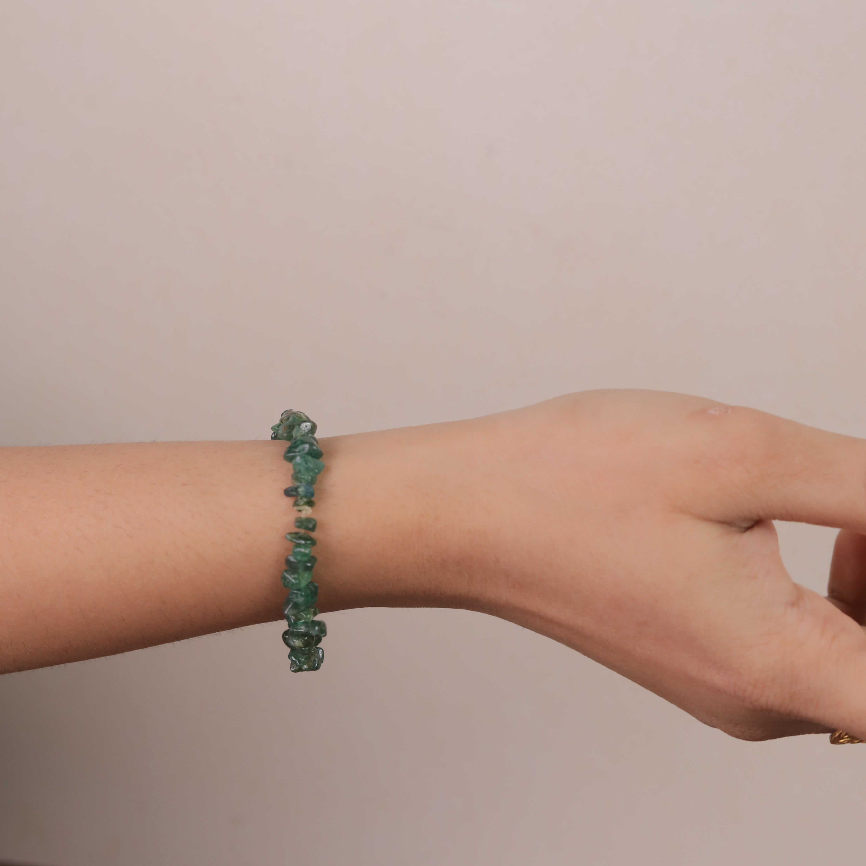 NATURAL GREEN AVENTURINE CHIPS STONE BRACELET