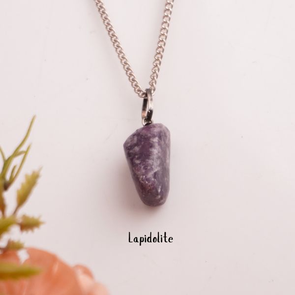 Natural Tumble Pendant 3 Close Up – Crystal Stone Detail